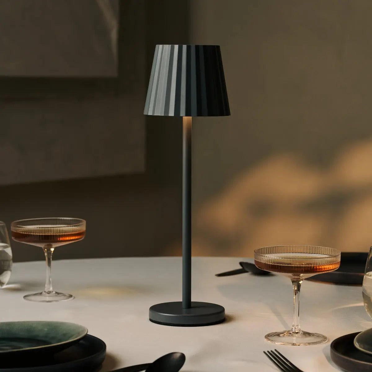 Combiset Professioneel | 8 x May steengrijze oplaadbare tafellampen en 1 x laadstation voor het Central Station