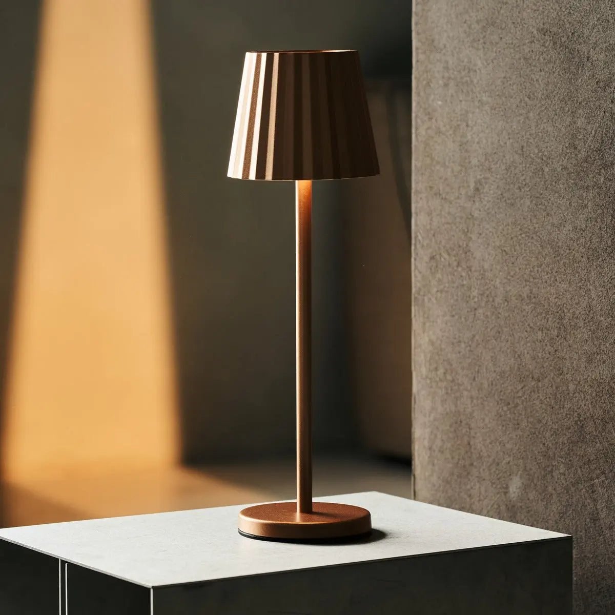 Combiset Professioneel | 4 x Maya koperen oplaadbare tafellampen en 1 x Amstel laadstation