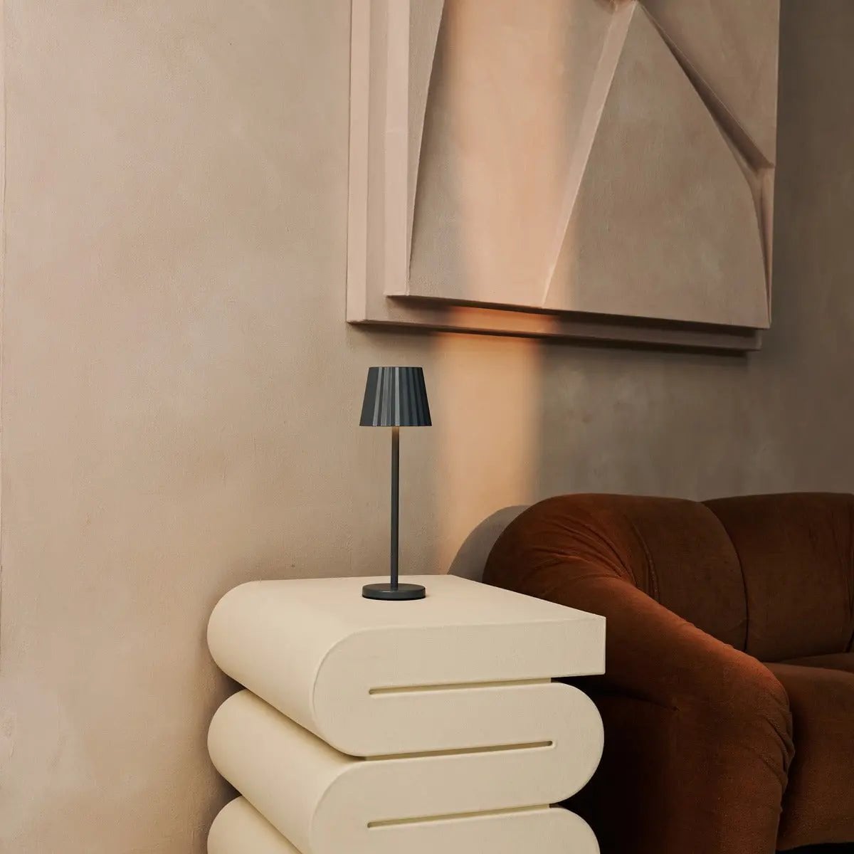 Maya steengrijze geribbelde tafellamp gemaakt | 3 lichtmodi en oplaadbaar via laadstation