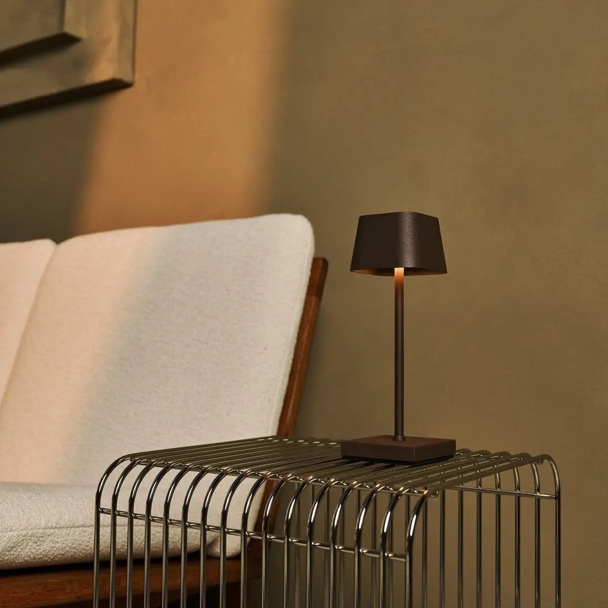 Sarphati Mini Mokka Bruin Snoerloze Tafellamp | Oplaadbaar via laadstation en 3 lichtmodi