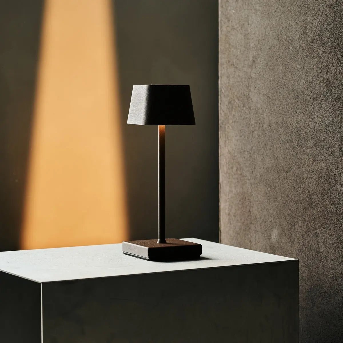 Sarphati Mini Mokka Bruin Snoerloze Tafellamp | Oplaadbaar via laadstation en 3 lichtmodi