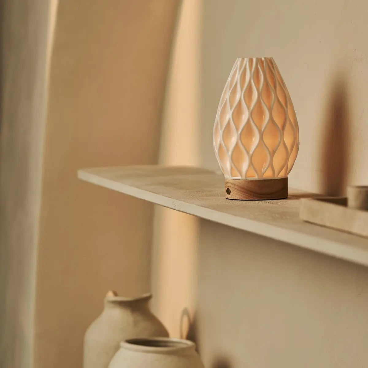 Vela Lichtbruine Houten Snoerloze Tafellamp | 3D-geprint porselein, dimbaar en batterijduur tot 100 uur
