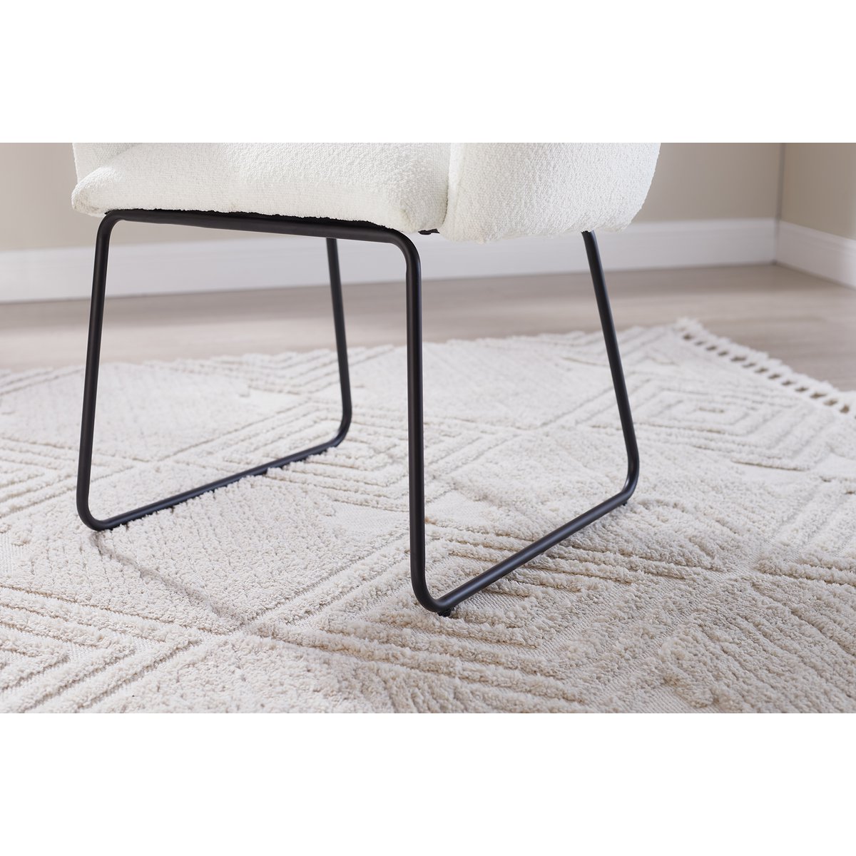 Eetkamerstoel Wit Bouclé met Zwart Sleded Frame – Rijk Gestoffeerde Armleuningen - SalesFever - Casanovio