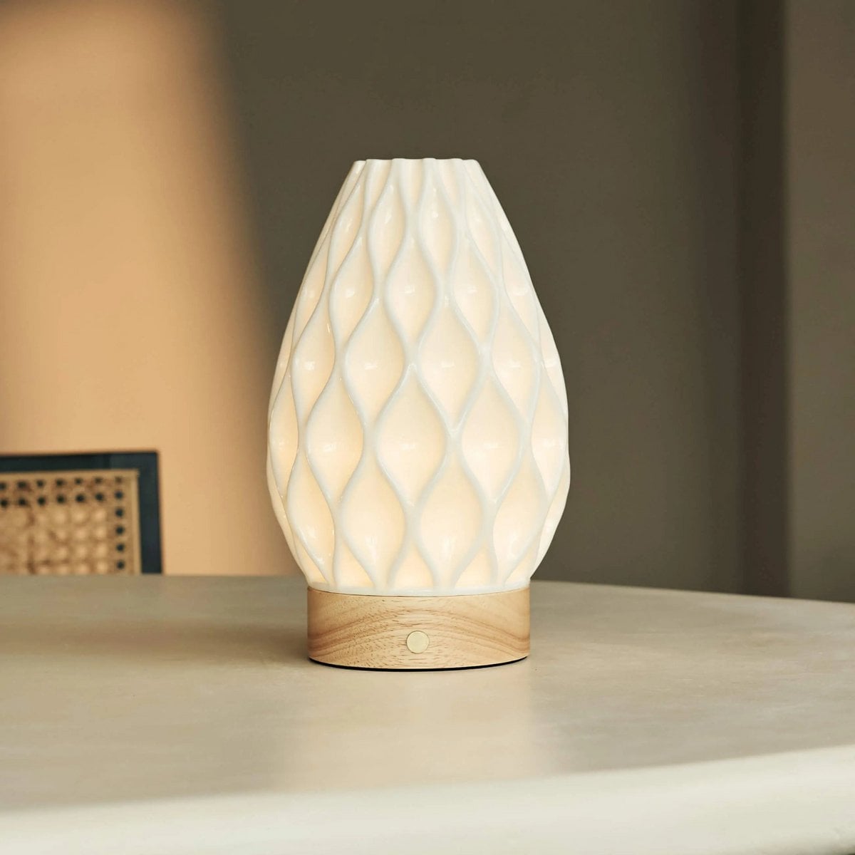 Vela Lichtbruine Houten Snoerloze Tafellamp | 3D-geprint porselein, dimbaar en batterijduur tot 100 uur