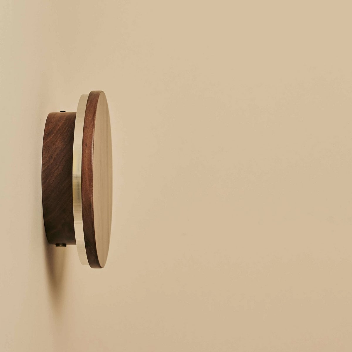 Lou Walnoot Snoerloze Wandlamp | Oplaadbaar en dimbaar met aanraakbediening