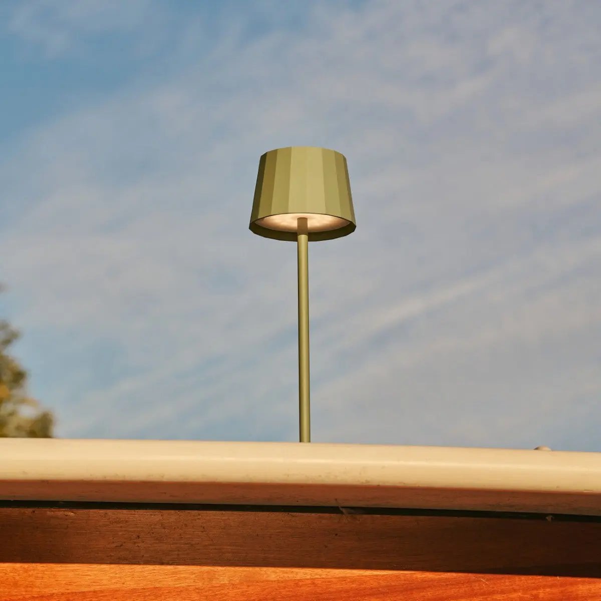 Wouter Saliegroene Oplaadbare Tafellamp | Draadloos opladen en batterijduur van 120 uur