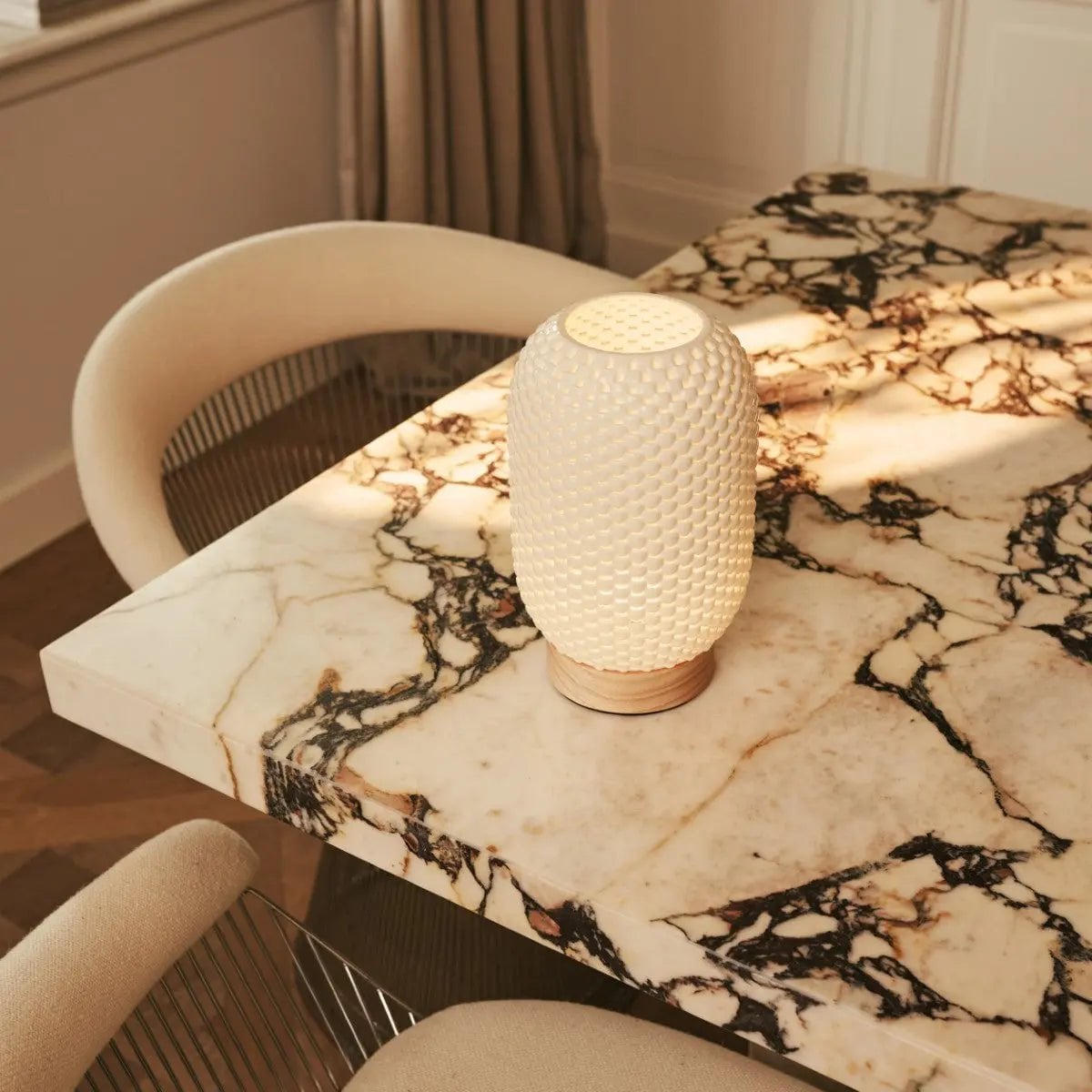 Aurora Lichtbruine Houten Snoerloze Tafellamp | 3D-geprint porselein, dimbaar en batterijduur tot 100 uur