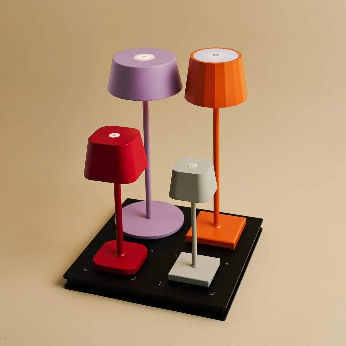 Combiset Professioneel | 4 x Wouter Koala Bruin Oplaadbare Tafellampen & 1 x Amstel Oplaadstation