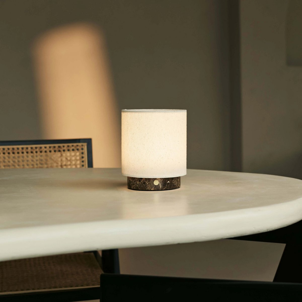 Mauve Crème & Bruin – Emperador Donker Marmeren Oplaadbare Tafellamp | 3 lichtmodi, dimbare en verwisselbare lampenkap