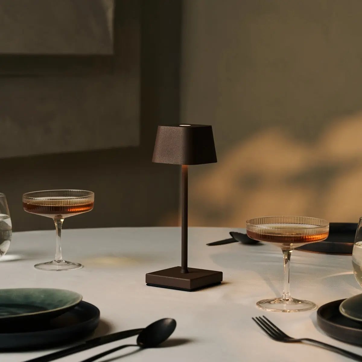 Combiset Professioneel | 4 x Sarphati Mini Mokka Bruin Oplaadbare Tafellampen & 1 x Amstel Oplaadstation