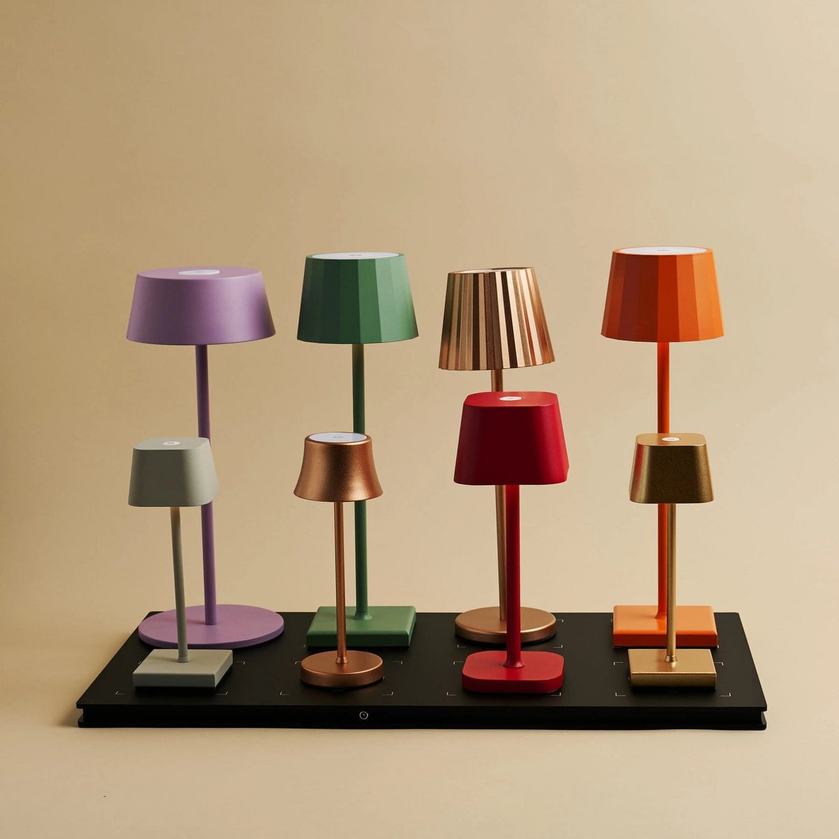 Combiset Professioneel | 8 x Sarphati Mini Mouse grijze oplaadbare tafellampen en 1 x laadstation voor het Central Station