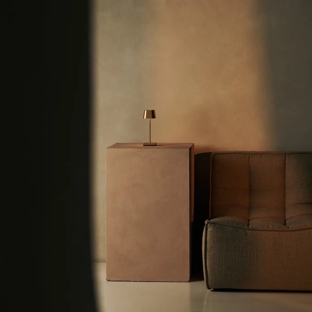 Combiset Professioneel | 8 x Sarphati Mini Gold oplaadbare tafellampen en 1 x laadstation voor het centraal station