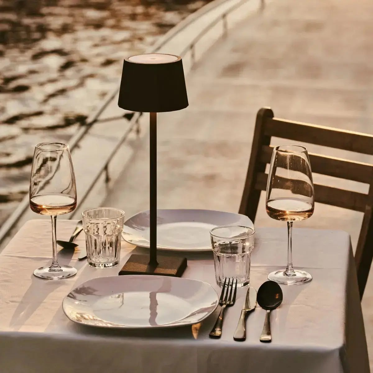 Combiset Professioneel | 8 x Wouter Mokka Bruin Oplaadbare Tafellampen & 1 x Centraal Station Oplaadstation