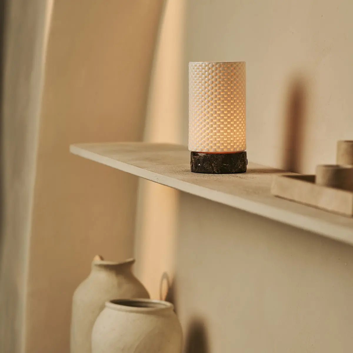 Luna Donkerbruin Marmeren Oplaadbare Tafellamp | 3D-geprint porselein, dimbaar en batterijduur tot 100 uur