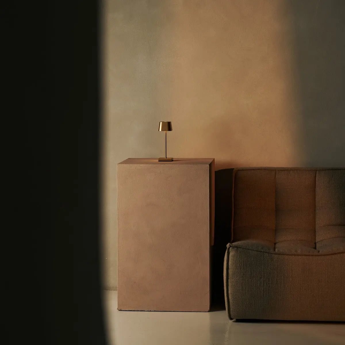 Sarphati Mini Goud Draadloze Tafellamp | Oplaadbaar via laadstation en 3 lichtmodi