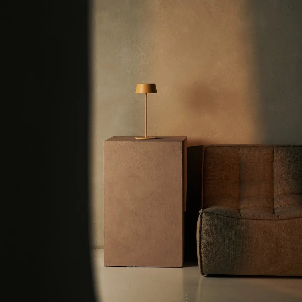 Hugo Amber Geel Oplaadbare Ijzeren Tafellamp | Dimbaar, stijlvol en draadloos