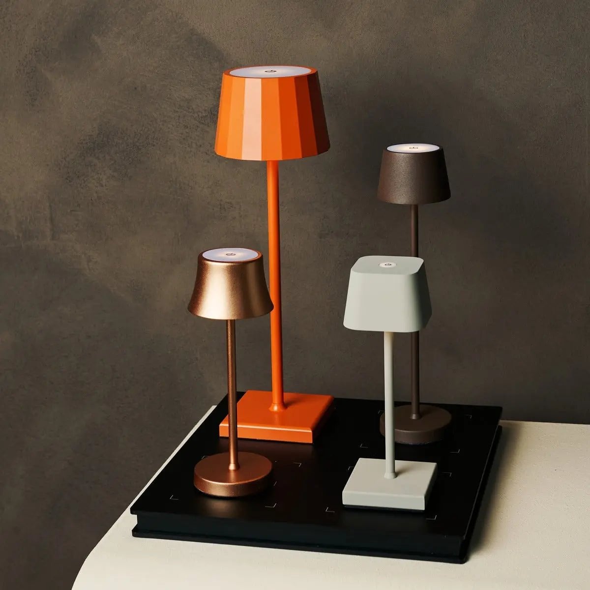 Combiset Professioneel | 4 x Sarphati Mini Schaduwgrijs Oplaadbare Tafellampen voor Horeca & 1 x Amstel Laadstation