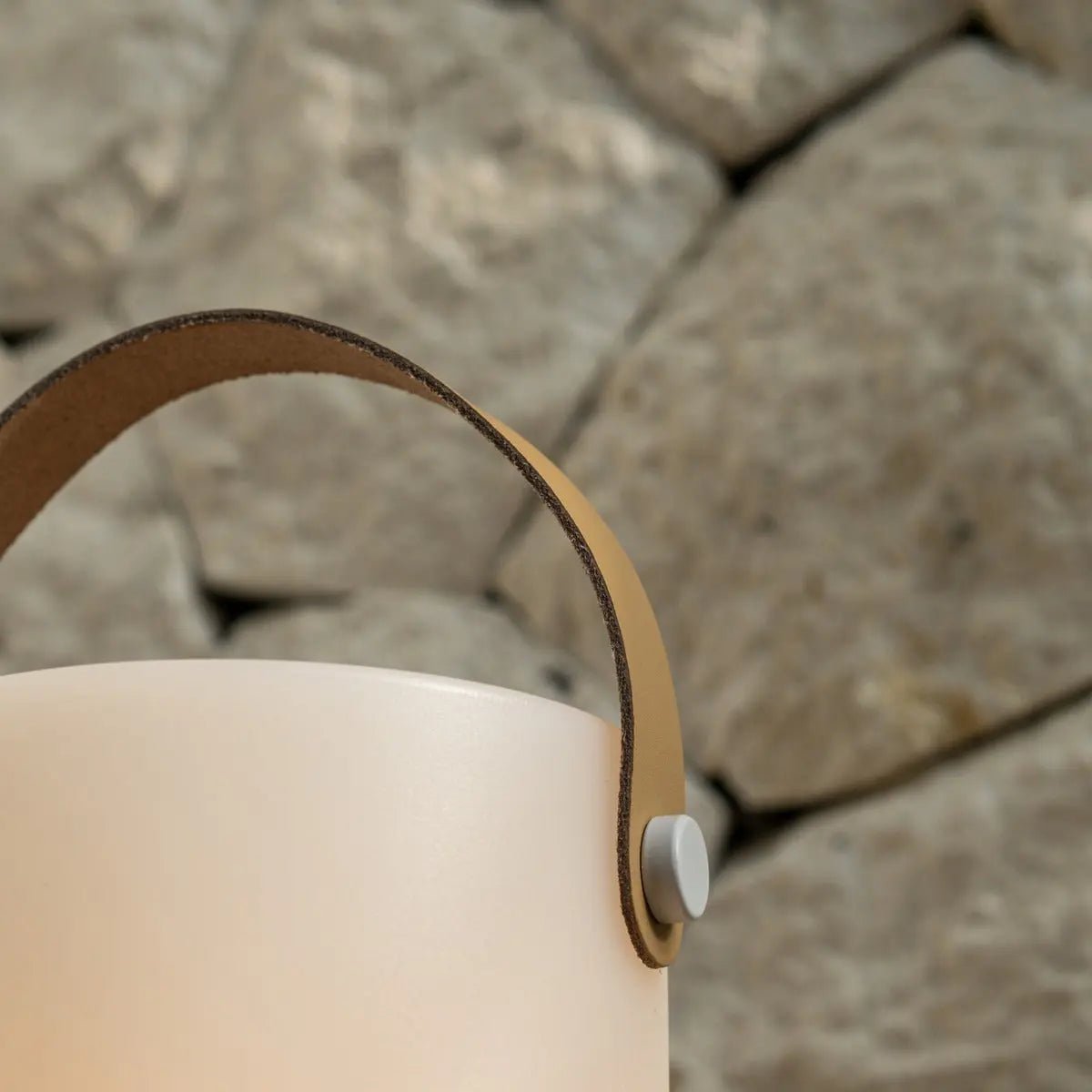 Avery Lichtbruine Oplaadbare Houten Tafellamp | Leren band, draadloos en dimbaar