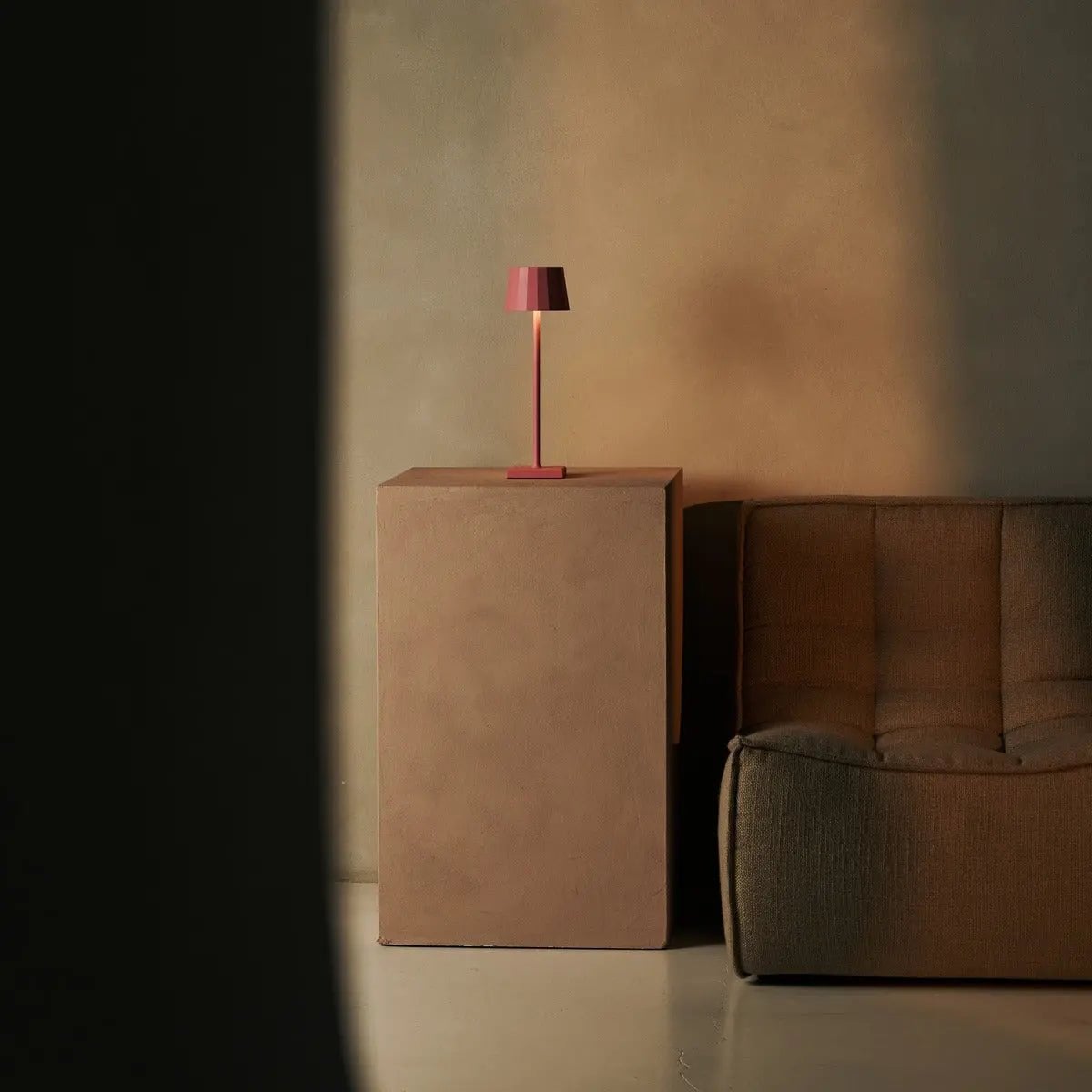 Combiset Professioneel | 8 x Wouter Flamingo Roze Oplaadbare Tafellampen & 1 x Central Station Oplaadstation