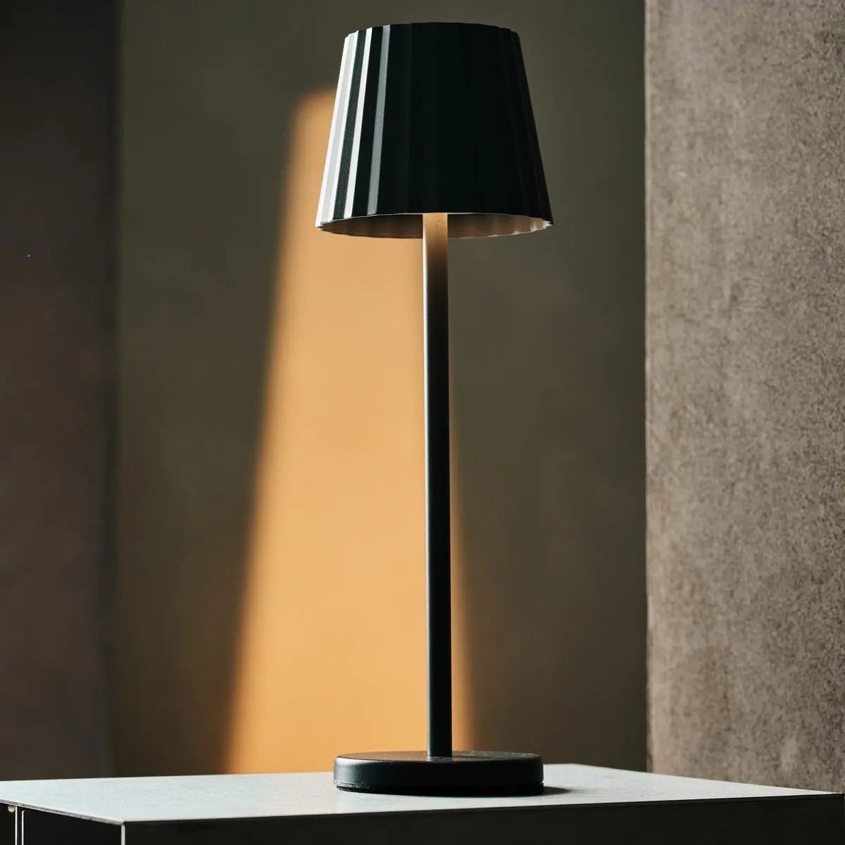 Maya steengrijze geribbelde tafellamp gemaakt | 3 lichtmodi en oplaadbaar via laadstation