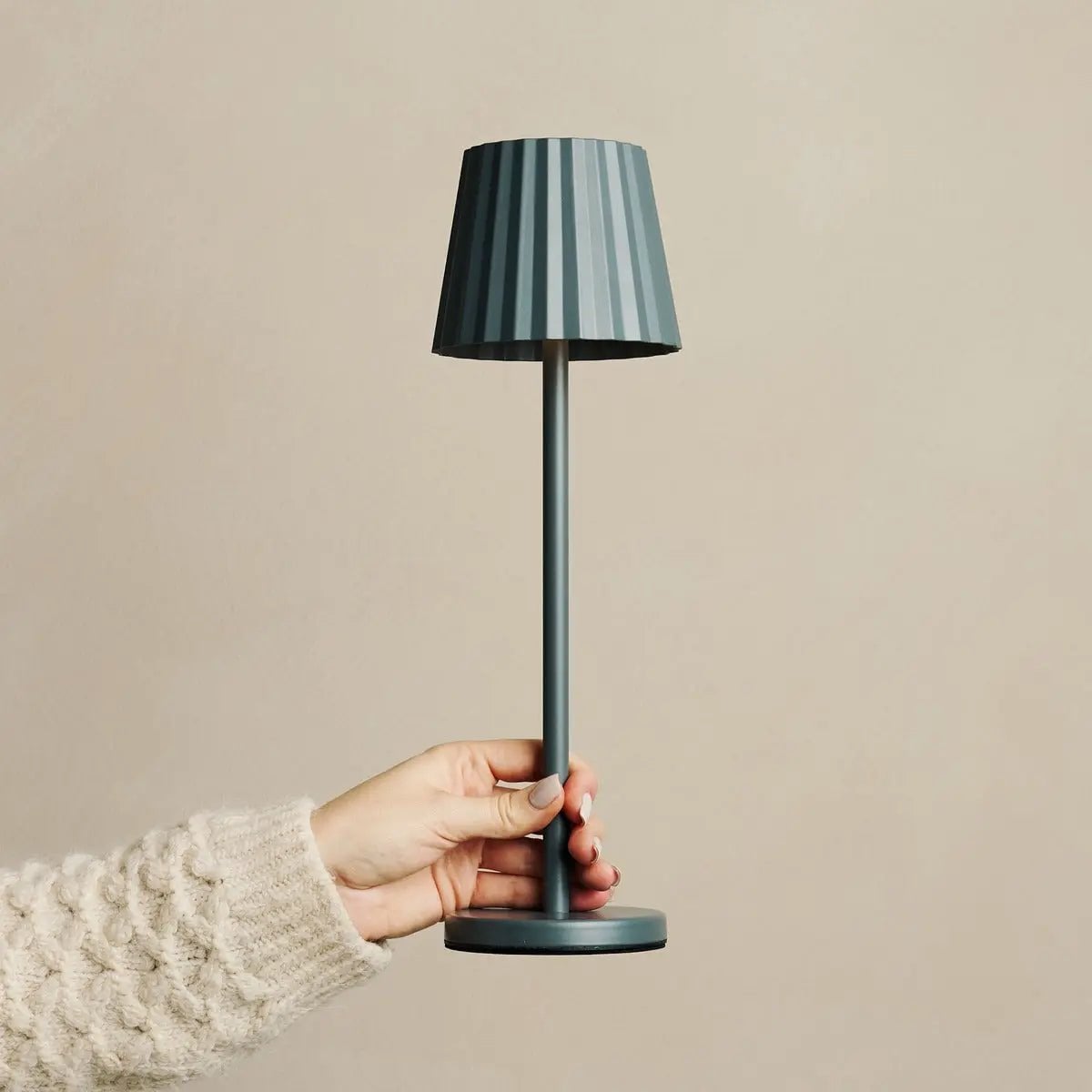 Maya steengrijze geribbelde tafellamp gemaakt | 3 lichtmodi en oplaadbaar via laadstation