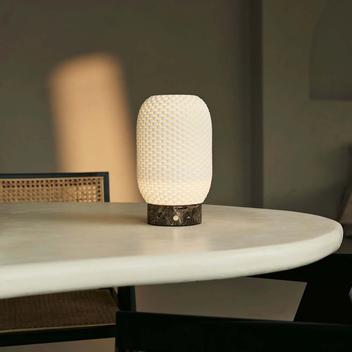 Aurora Donkerbruin Marmeren Snoerloze Tafellamp | 3D-geprint porselein, dimbaar en batterijduur tot 100 uur