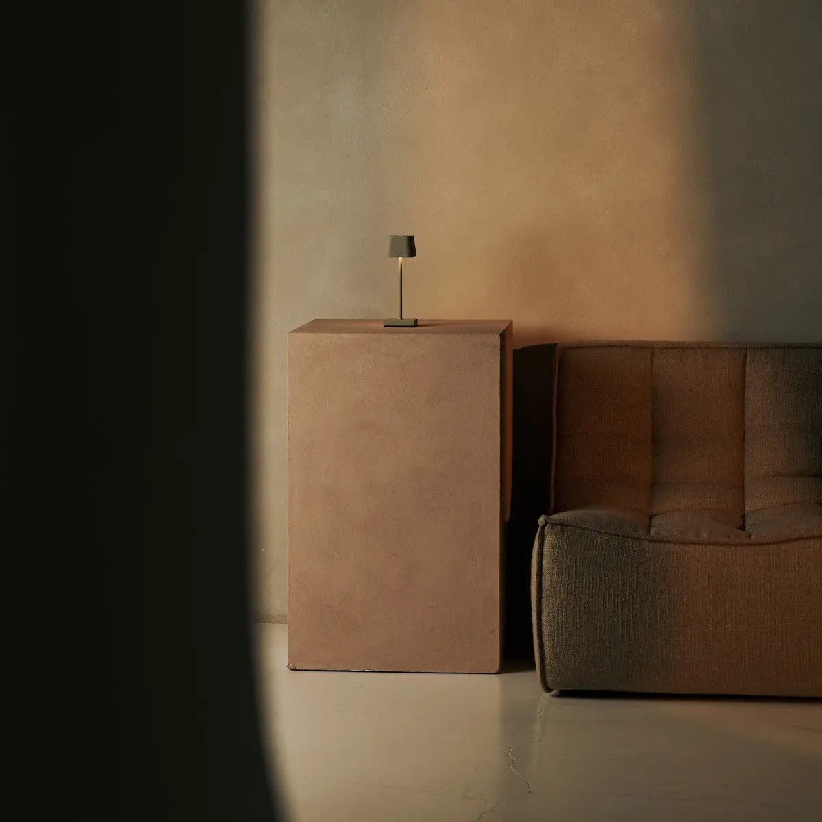 Sarphati Mini Schaduwgrijs Snoerloze Tafellamp | Oplaadbaar via laadstation en 3 lichtmodi