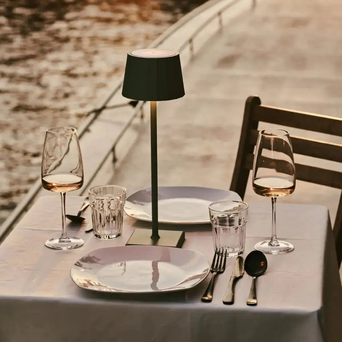 Wouter Saliegroene Oplaadbare Tafellamp | Draadloos opladen en batterijduur van 120 uur