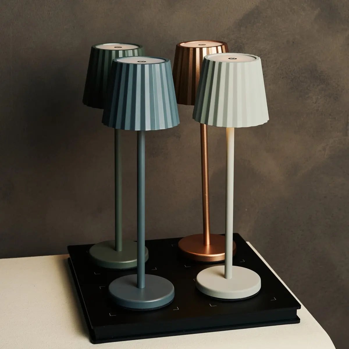 Combiset Professioneel | 4 x Maya Shadow Grey oplaadbare tafellampen en 1 x Amstel laadstation