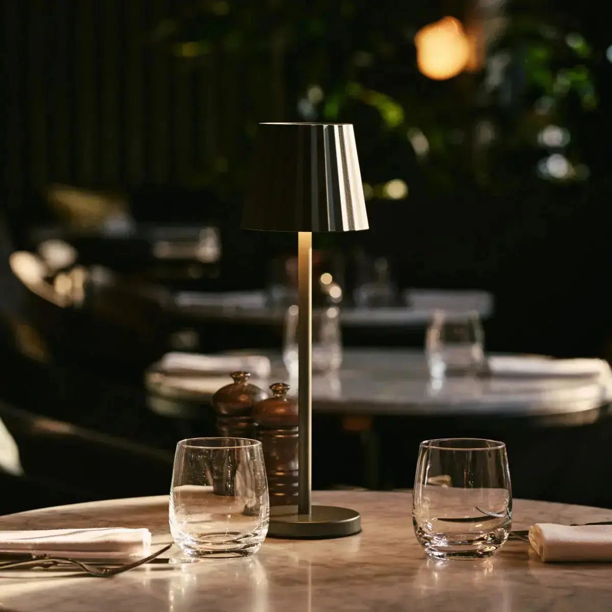 Combiset Professioneel | 4 x Maya Olijfgroene Oplaadbare Tafellampen & 1 x Amstel Oplaadstation