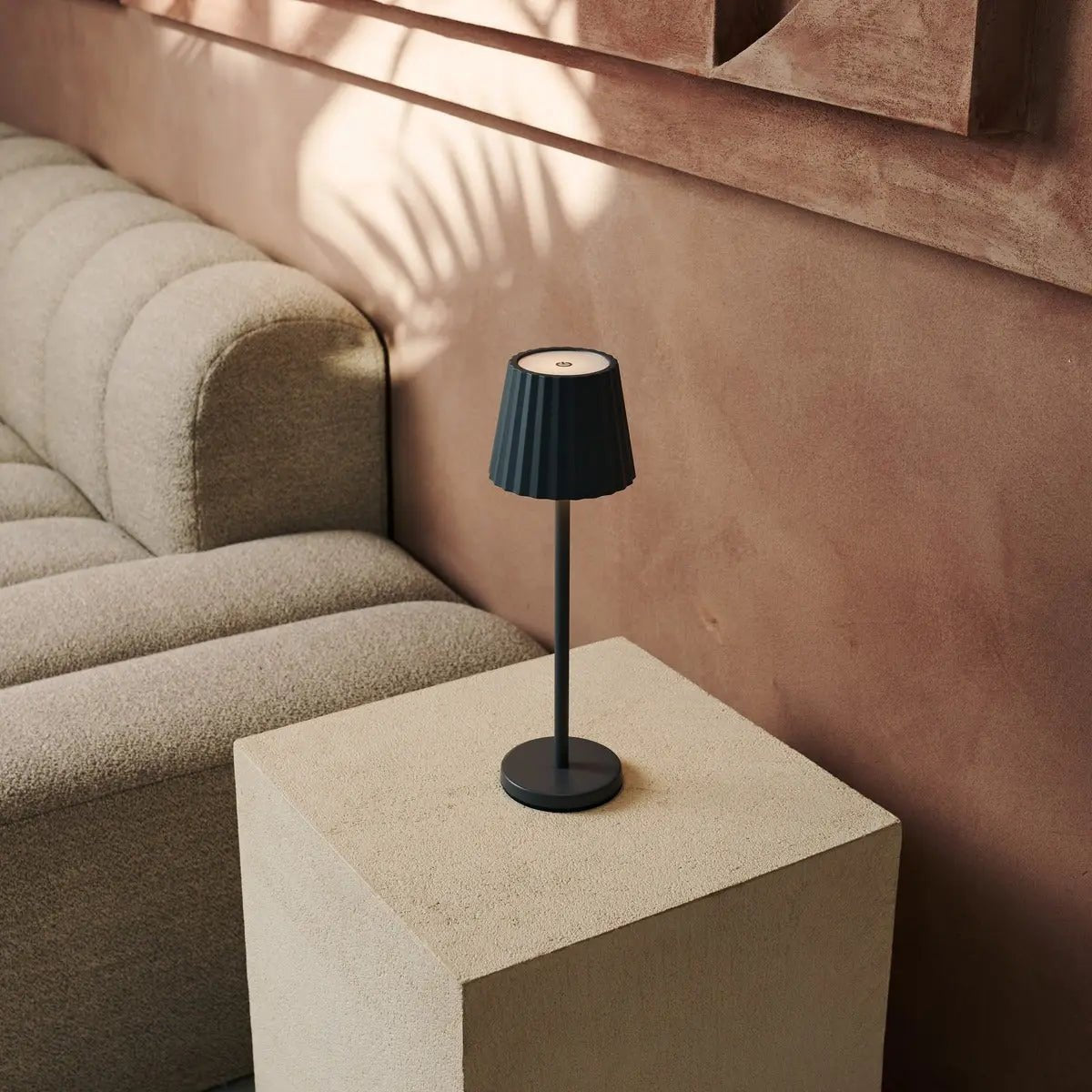 Maya steengrijze geribbelde tafellamp gemaakt | 3 lichtmodi en oplaadbaar via laadstation