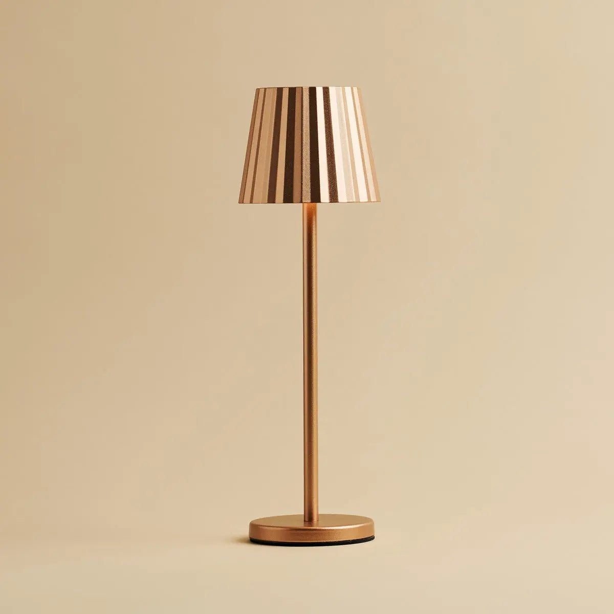 Combiset Professioneel | 8 x Maya koperen oplaadbare tafellampen en 1 x laadstation voor het Central Station