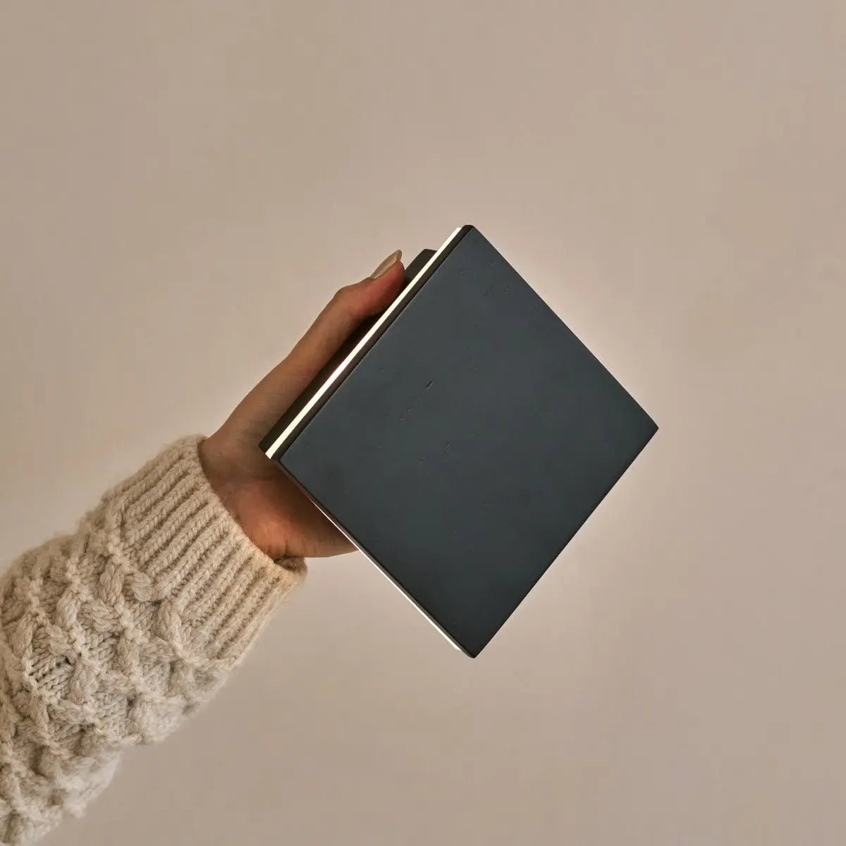 Lane Black draadloze wandlamp – Oplaadbare en dimbare lamp van natuurlijk hout