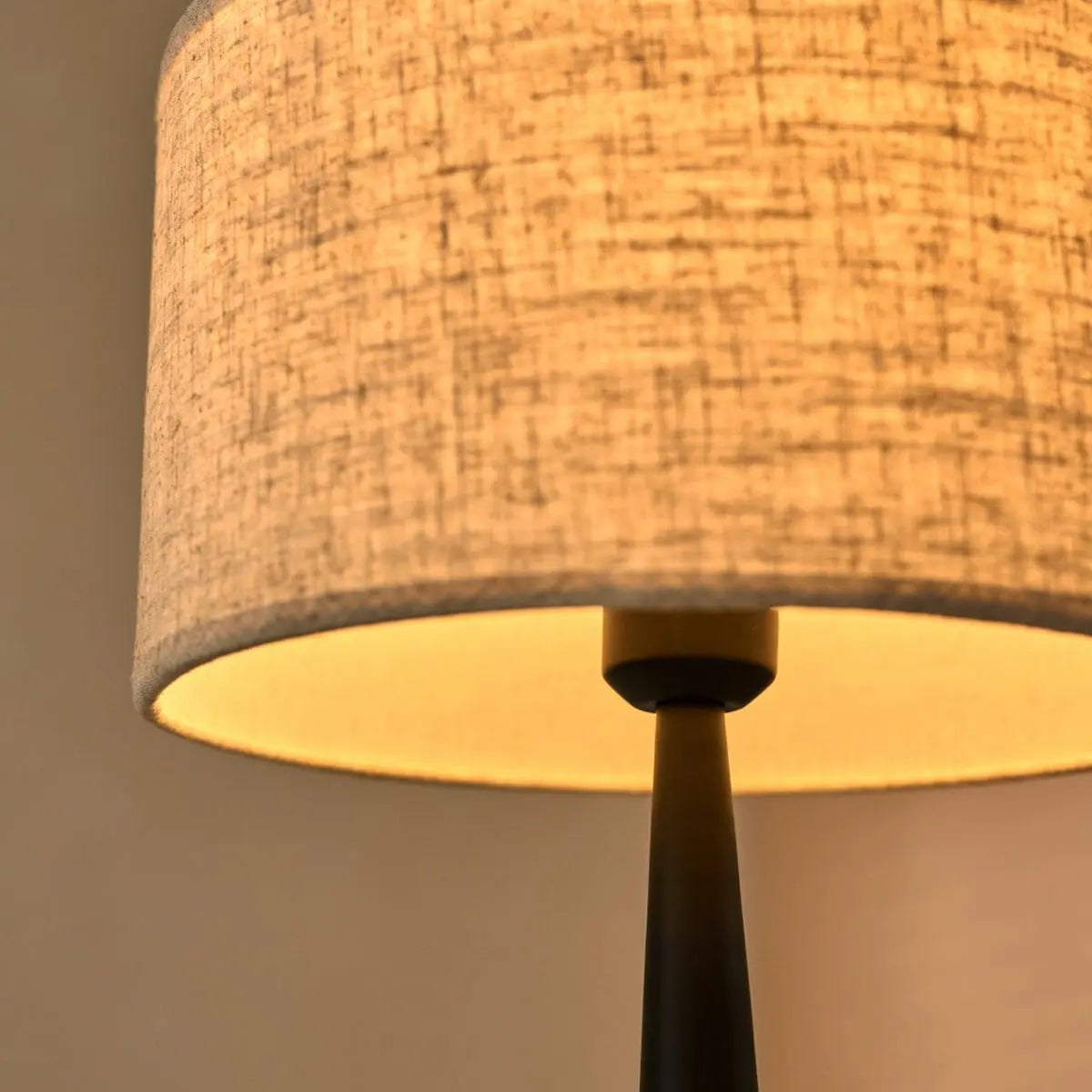 Jacob Zwarte Lamp | Beige Linnenmix Schaduw & Elegante Verlichting