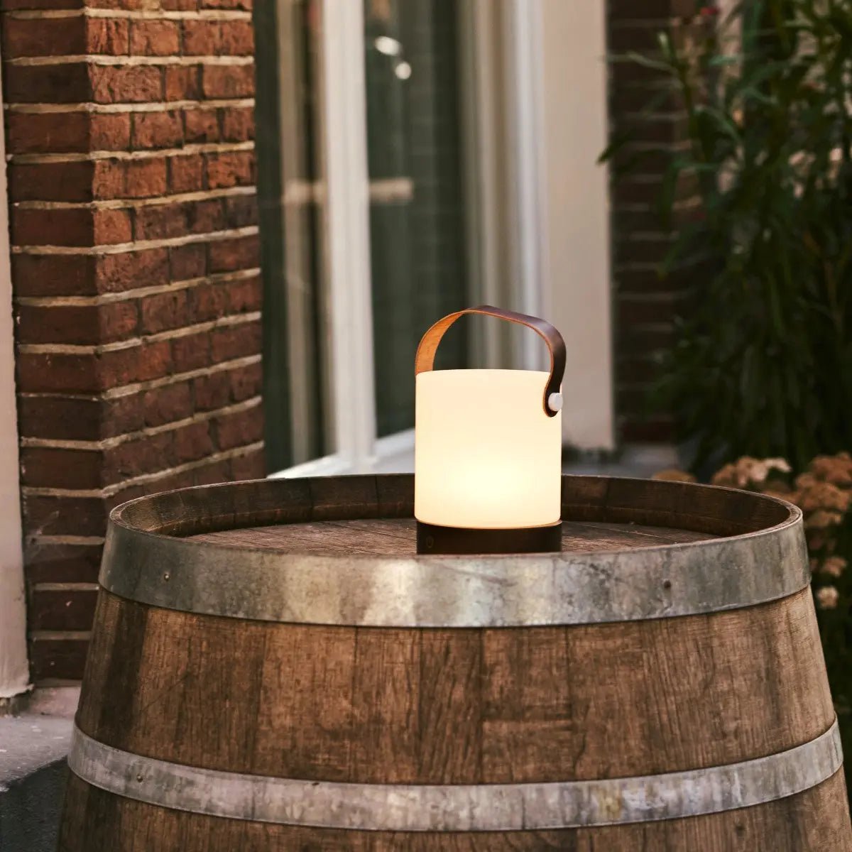 Avery Donkerbruine Oplaadbare Houten Tafellamp | Leren band, draadloos en dimbaar