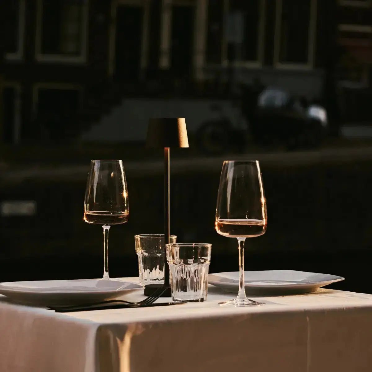 Combiset Professioneel | 4 x Vondel Mini Mokka Bruin Oplaadbare Tafellampen & 1 x Amstel Oplaadstation