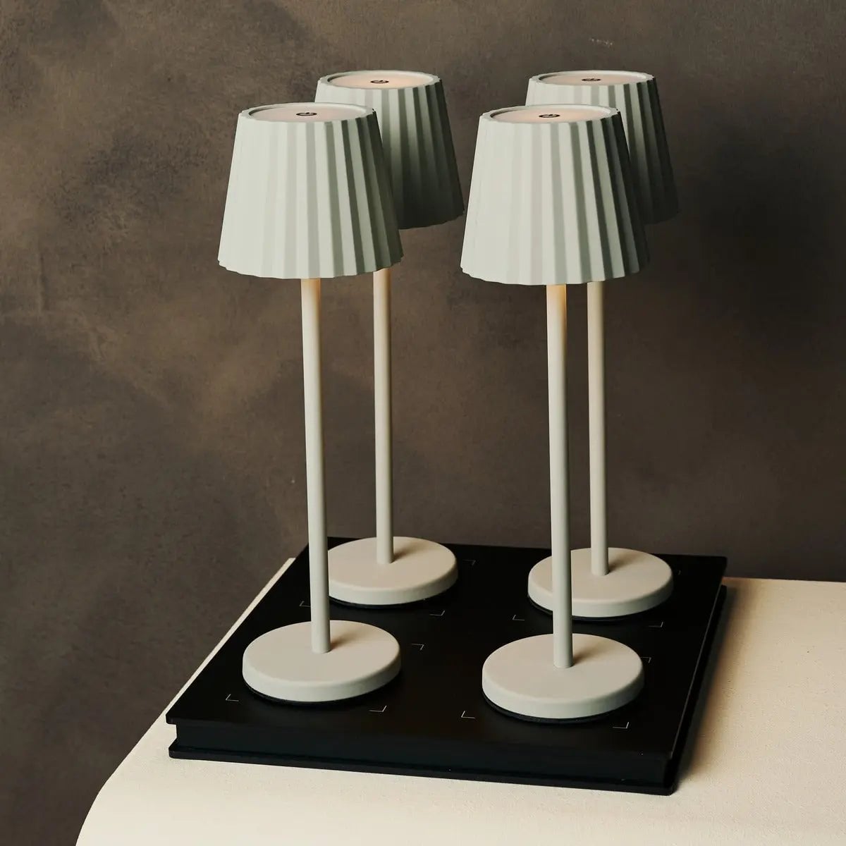 Combiset Professioneel | 4 x Maya Shadow Grey oplaadbare tafellampen en 1 x Amstel laadstation