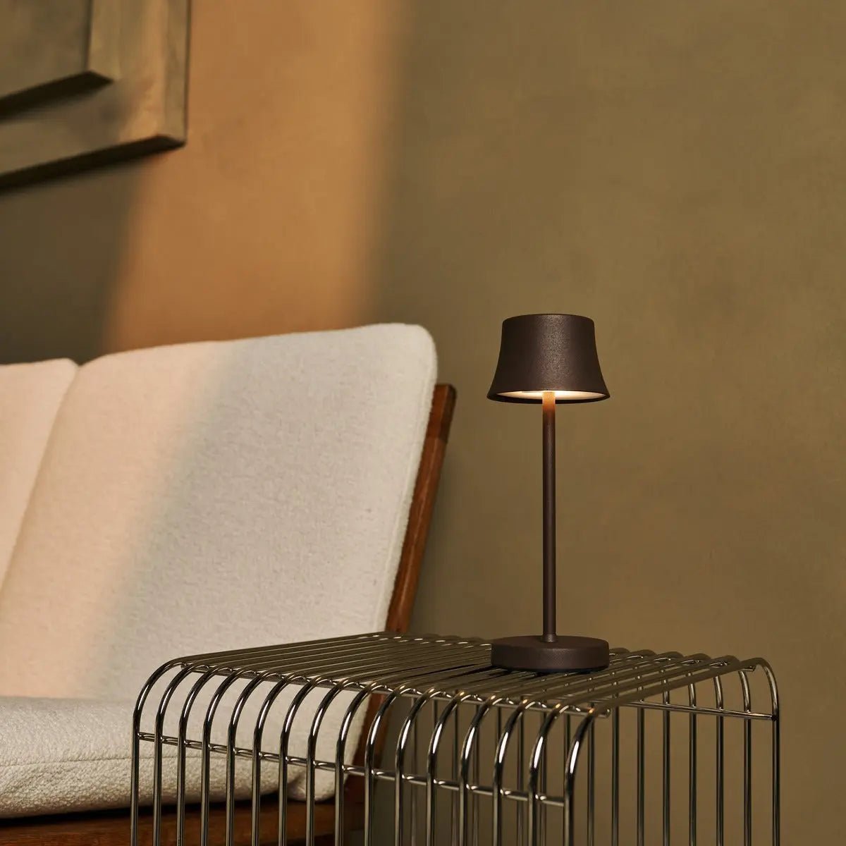 Combiset Professioneel | 4 x De Pijp Mini Mokka Bruin Oplaadbare Tafellampen & 1 x Amstel Oplaadstation