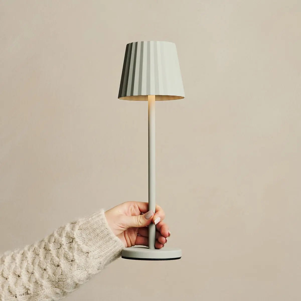 Combiset Professioneel | 4 x Maya Shadow Grey oplaadbare tafellampen en 1 x Amstel laadstation