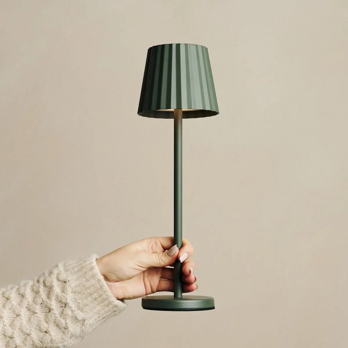 Combiset Professioneel | 4 x Maya Olijfgroene Oplaadbare Tafellampen & 1 x Amstel Oplaadstation