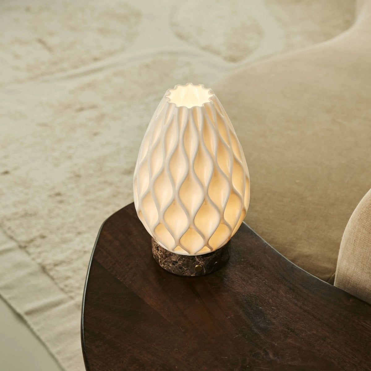 Vela Donkerbruin Marmeren Snoerloze Tafellamp | 3D-geprint porselein, dimbaar en batterijduur tot 100 uur