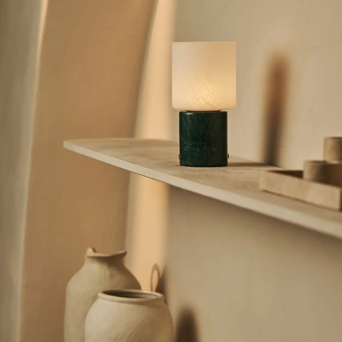 Cuyp Groen – Verde Alpi Marmer Oplaadbare Tafellamp | Draadloos, oplaadbaar via USB en tot 100 uur licht