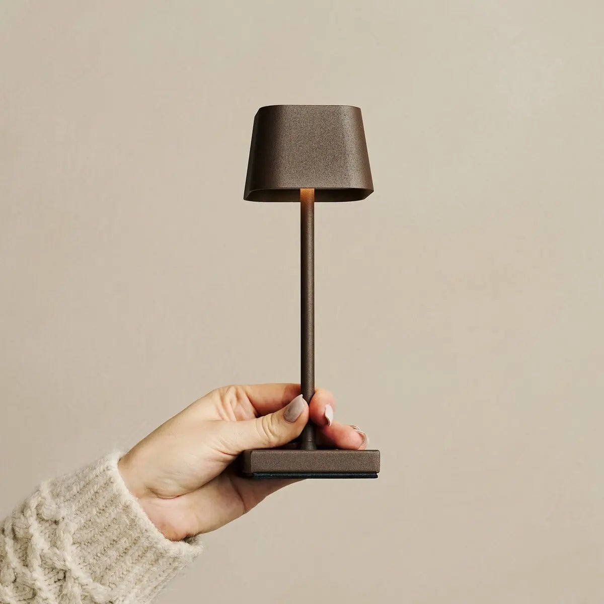 Combiset Professioneel | 8 x Sarphati Mini Mokka Bruin Oplaadbare Tafellampen & 1 x Centraal Station Oplaadstation