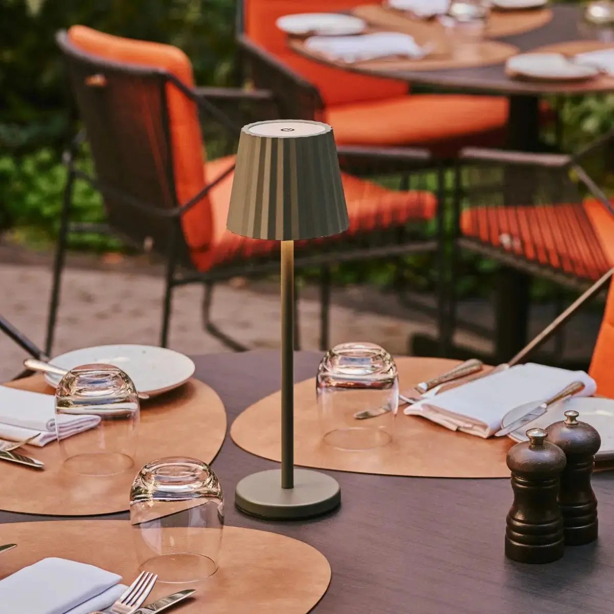 Combiset Professioneel | 4 x Maya Olijfgroene Oplaadbare Tafellampen & 1 x Amstel Oplaadstation