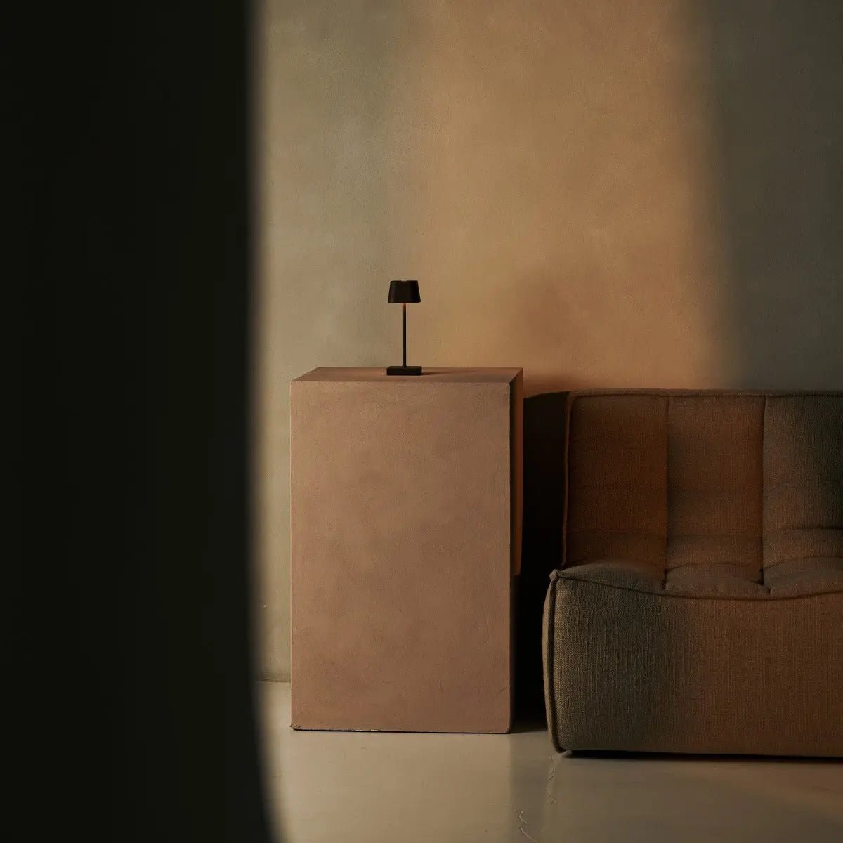 Sarphati Mini Mokka Bruin Snoerloze Tafellamp | Oplaadbaar via laadstation en 3 lichtmodi