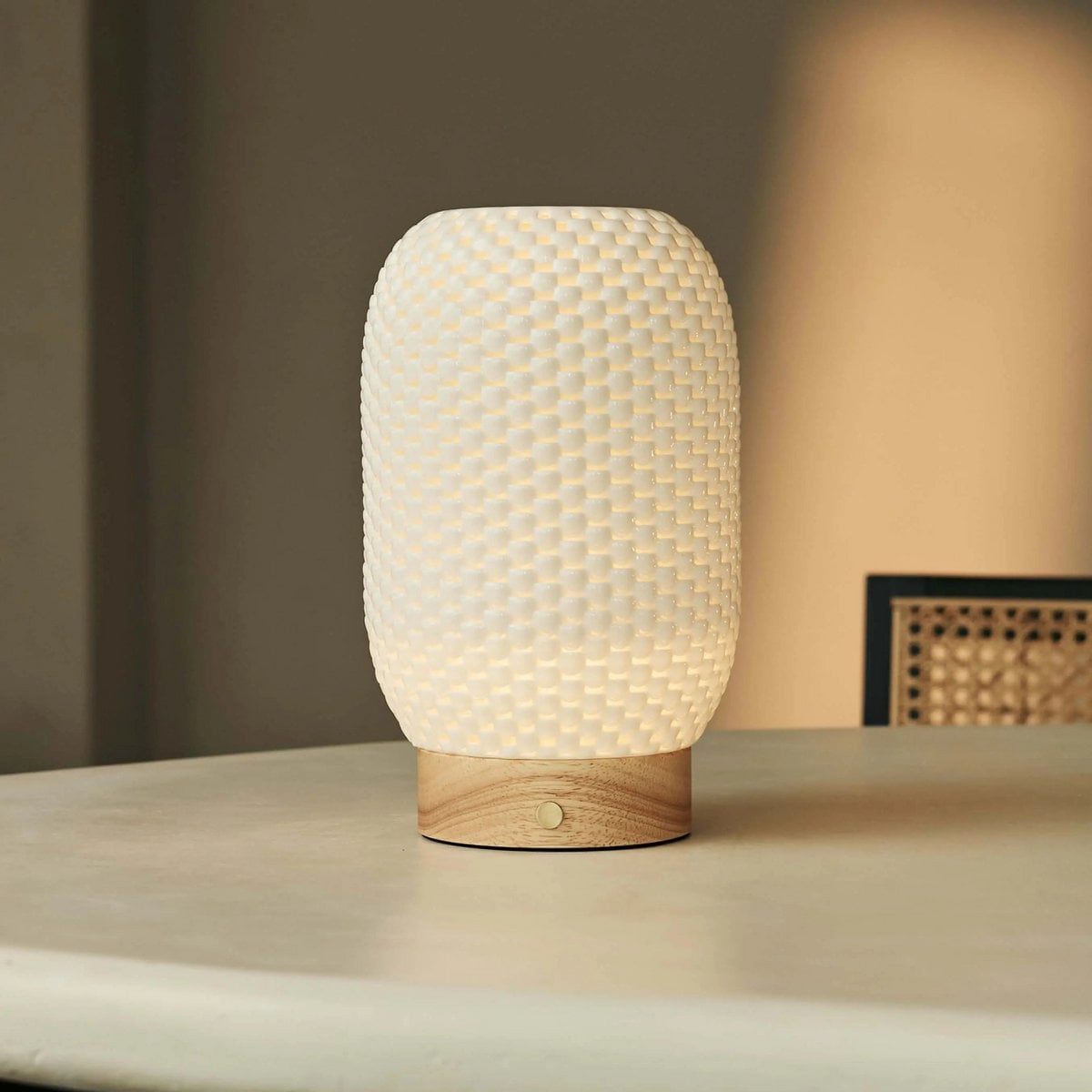 Aurora Lichtbruine Houten Snoerloze Tafellamp | 3D-geprint porselein, dimbaar en batterijduur tot 100 uur