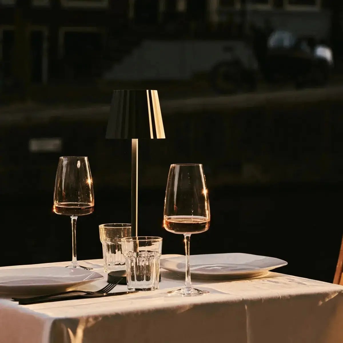 Combiset Professioneel | 4 x Maya Olijfgroene Oplaadbare Tafellampen & 1 x Amstel Oplaadstation