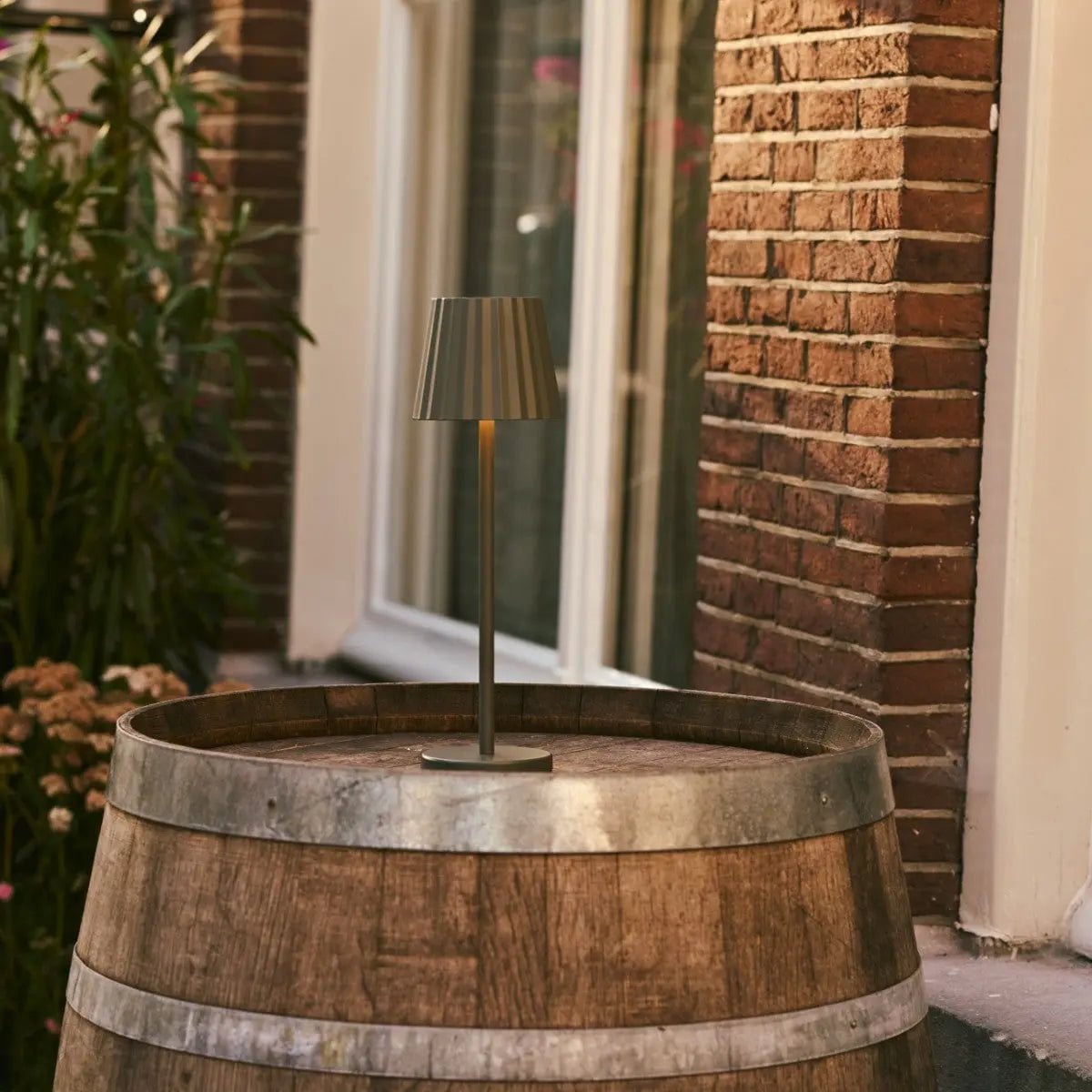 Maya Olijfgroene Geribbelde Tafellamp | 3 lichtmodi, oplaadbaar via laadstation