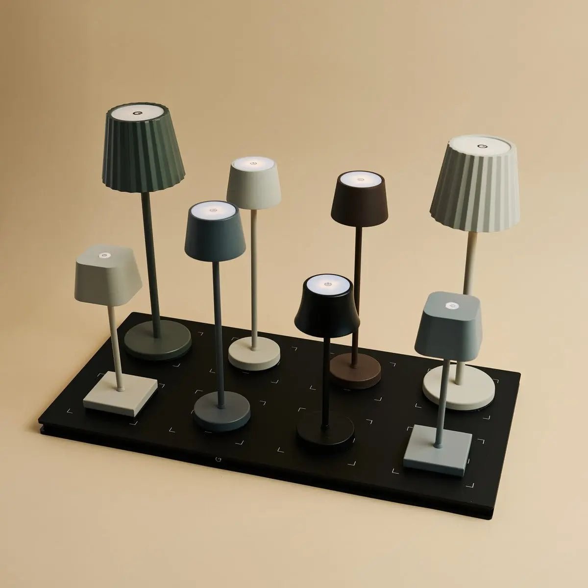 Combiset Professioneel | 8 x Wouter Mokka Bruin Oplaadbare Tafellampen & 1 x Centraal Station Oplaadstation