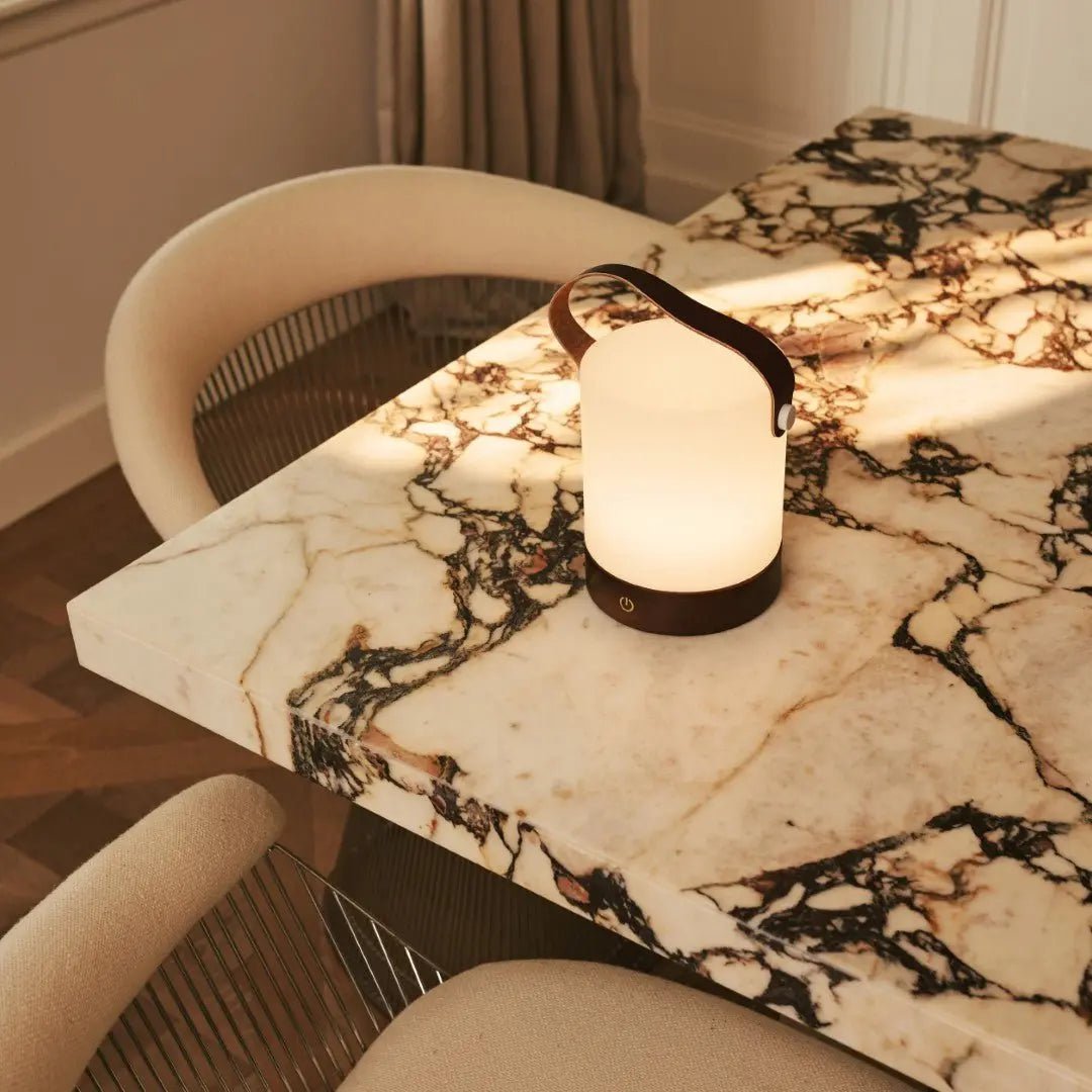 Avery Donkerbruine Oplaadbare Houten Tafellamp | Leren band, draadloos en dimbaar